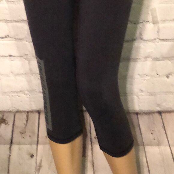 Under Armour Cropped Athletic Leggings Small - Picture 4 of 10